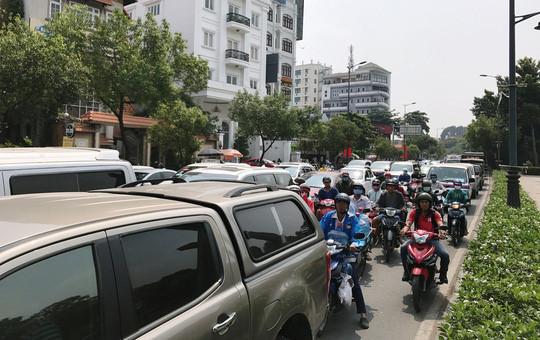 Cửa ngõ sân bay Tân Sơn Nhất hỗn loạn trưa 23 Tết - Ảnh 9.