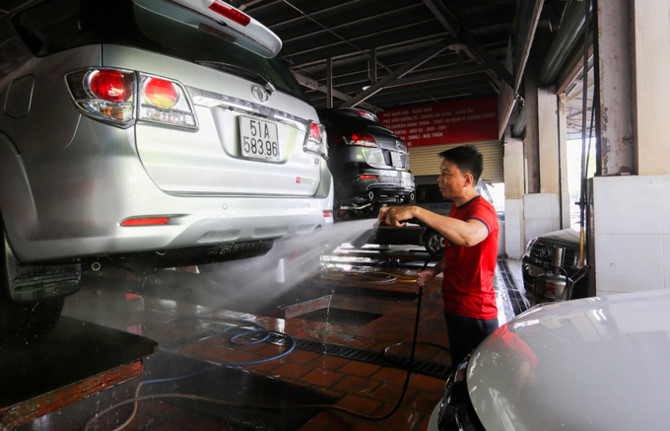 Người S&agrave;i G&ograve;n tấp nập đi rửa xe ng&agrave;y cuối năm