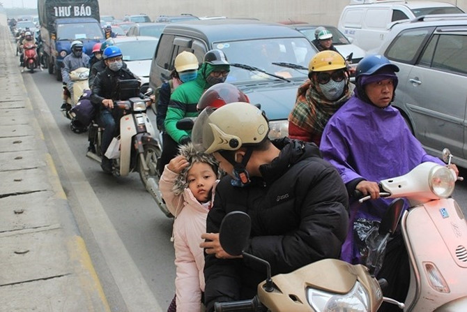 Đường phố Hà Nội ùn tắc kinh hoàng bất kể giờ giấc - Ảnh 3
