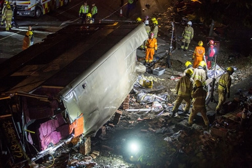 Xe buýt hai tầng bị lật ở Hong Kong ngày 10/2. Ảnh: AFP.