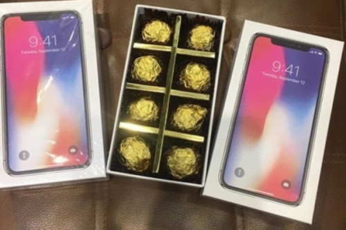 Socola được đựng trong chiếc hộp giống hộp đựng iPhone X h&uacute;t kh&aacute;ch dịp Valentine năm nay.&nbsp;