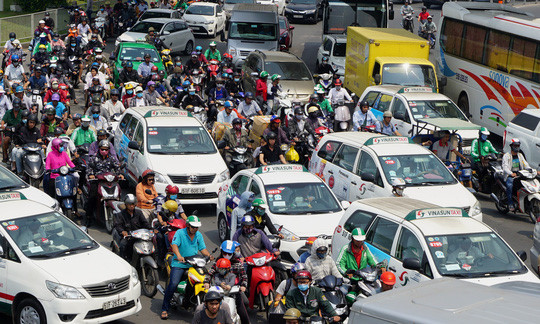 Cửa ngõ sân bay Tân Sơn Nhất hỗn loạn trưa 23 Tết - Ảnh 4.