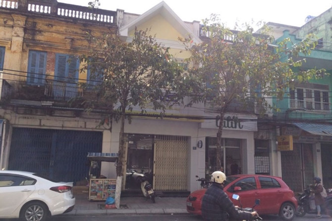 Nh&agrave; m&agrave; &ocirc;ng Hồ &Aacute;nh được Vũ Nh&ocirc;m ủy quyền sử dụng mang số 51, Nguyễn Th&aacute;i Học, nằm s&aacute;t nh&agrave; &ocirc;ng Nguyễn Xu&acirc;n An