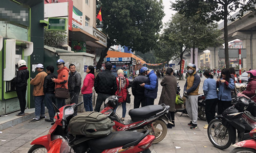 Trong khi c&aacute;c ph&ograve;ng giao dịch, chi nh&aacute;nh ng&acirc;n h&agrave;ng đ&ocirc;ng nghẹt th&igrave; nhiều m&aacute;y ATM của c&aacute;c nh&agrave; băng b&aacute;o tạm ngừng hoạt động. Ảnh: QT