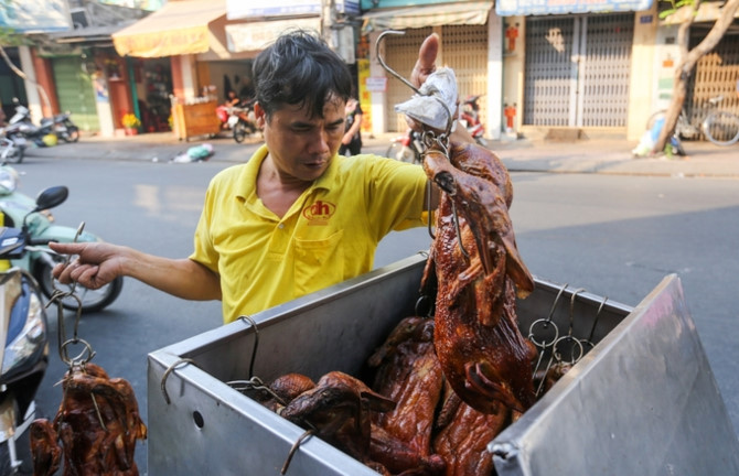 Người S&agrave;i G&ograve;n chi tiền triệu mua heo quay nguy&ecirc;n con c&uacute;ng Thần T&agrave;i