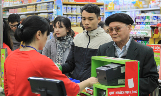 Xếp h&agrave;ng gần một tiếng chờ thanh to&aacute;n trong si&ecirc;u thị ng&agrave;y cuối năm