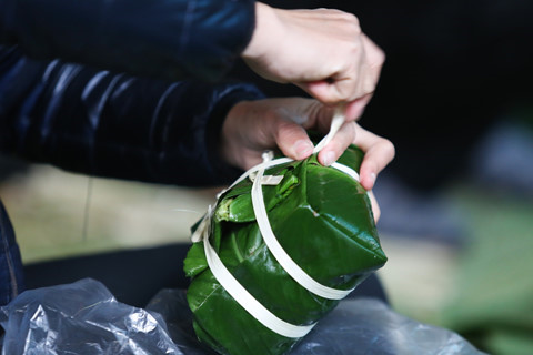 Một gia đình gói 2 vạn bánh chưng bán Tết - ảnh 6
