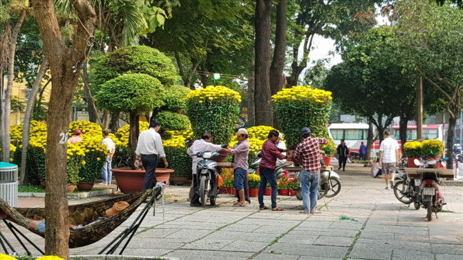 Trong ngày Tết ông Công ông Táo, số người đến mua còn khá thưa thớt. Ảnh: Trường Sơn