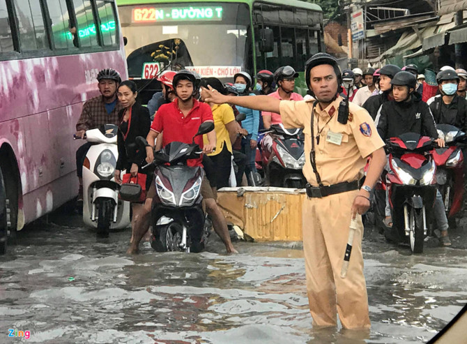 Sai Gon vo de bao, ket xe trong ngay trieu cuong dat dinh hinh anh 6