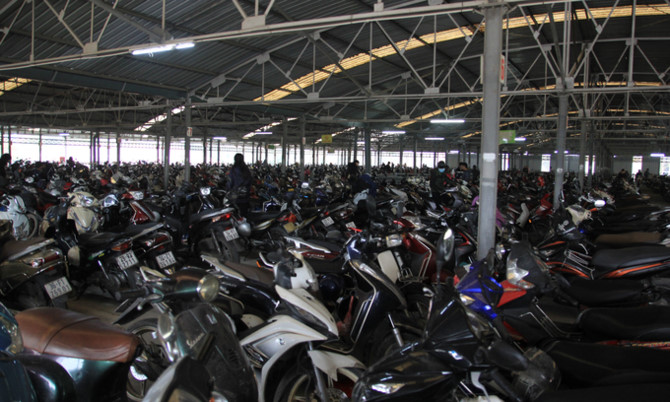 Xếp h&agrave;ng gần một tiếng chờ thanh to&aacute;n trong si&ecirc;u thị ng&agrave;y cuối năm