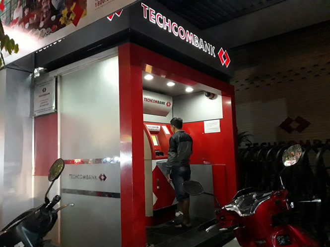 Khổ vì cả chục máy ATM 'rủ nhau'... hết tiền - ảnh 3