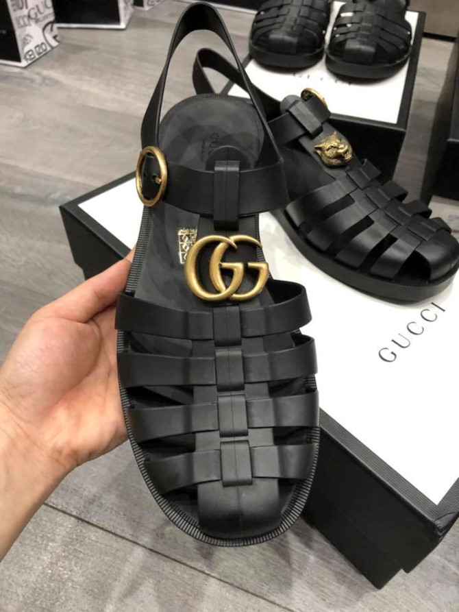 Xon xao mau sandal moi cua Gucci 'giong het doi dep ro cua Viet Nam' hinh anh 2