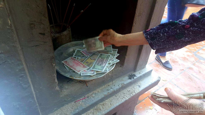 rằm tháng giêng,phủ Tây Hồ,đốt vàng mã,tiền lẻ,Hà Nội