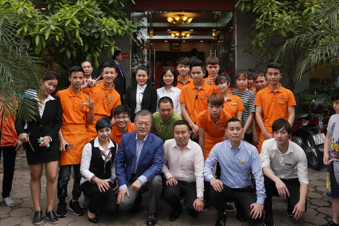 Tổng thống và Đệ nhất phu nhân Hàn Quốc thưởng thức phở Hà Nội