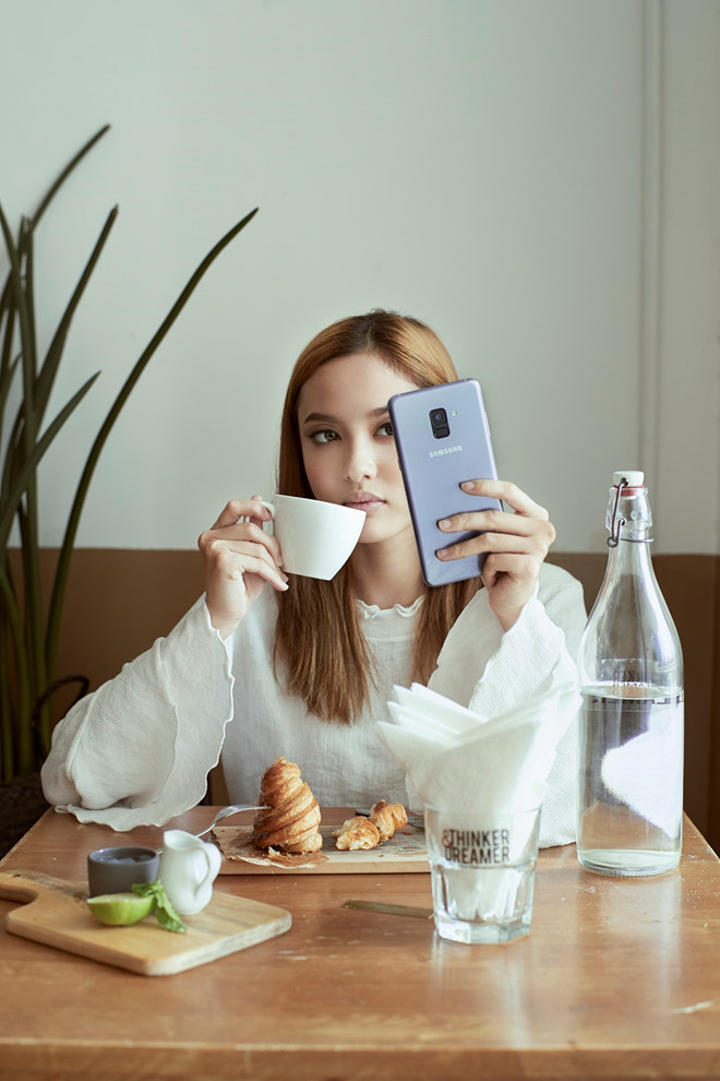 Ban da selfie dung cach khi di du lich mot minh? hinh anh 3