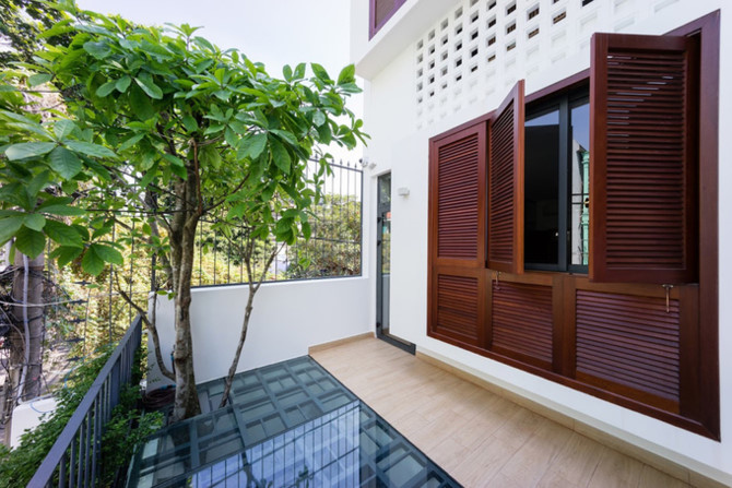 Gia chủ cắt gần nửa khu đất làm giếng trời sáng bừng cho nhà ống