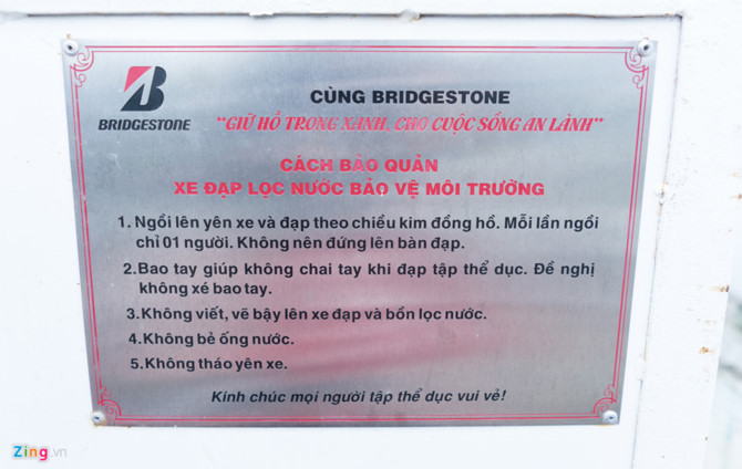 Xe dap loc nuoc o ho Hoang Cau moi dung da hong hinh anh 7
