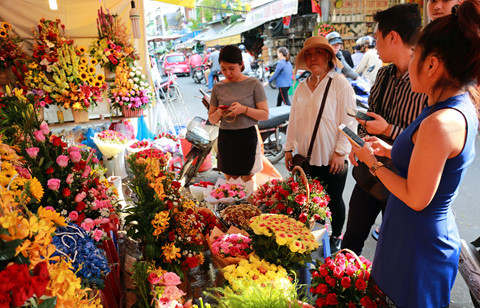 Một cành hồng cho ngày 8.3, giá chênh nhau đến 40 lần - ảnh 7