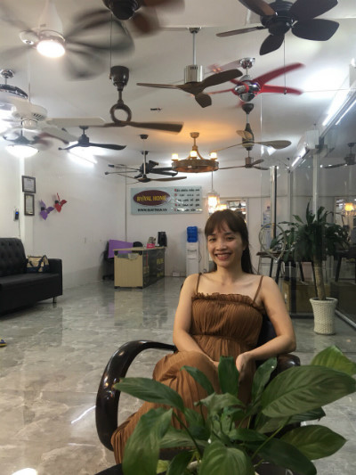 Chị Hương đưa ra những &yacute; tưởng mới mẻ trong thiết kế, c&oacute; chiếc quạt tr&ocirc;ng như b&aacute;nh sandwich, hay mang d&aacute;ng dấp hoa sen, đ&oacute;a hướng dương... Xem th&ecirc;m những kiểu d&aacute;ng độc lạ tại đ&acirc;y.