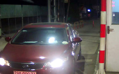 Ôtô do tài xế Hưng lái đậu tại trạm BOT T2 đêm 27/2. Ảnh: Camera trạm thu phí.