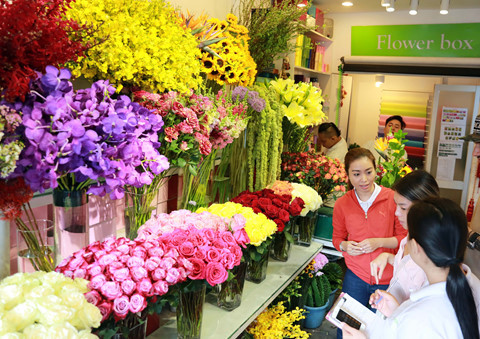 Một cành hồng cho ngày 8.3, giá chênh nhau đến 40 lần - ảnh 4