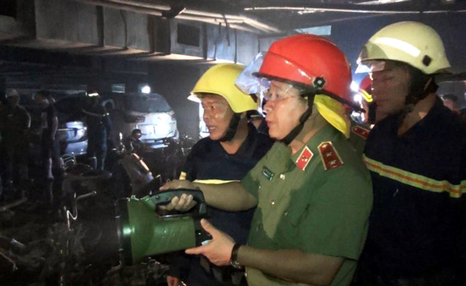 Hàng trăm xe cháy rụi trong hầm chung cư 13 người chết ở Sài Gòn