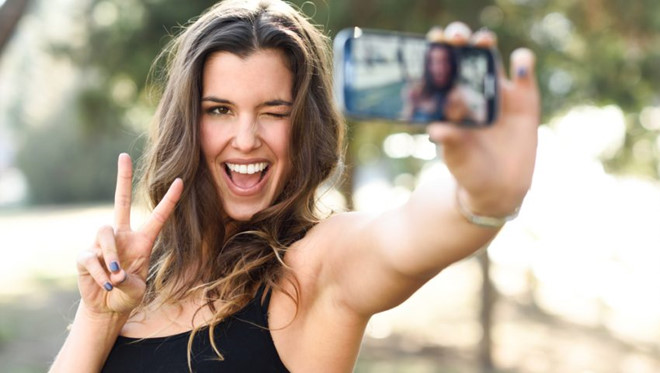 Ban da selfie dung cach khi di du lich mot minh? hinh anh 5