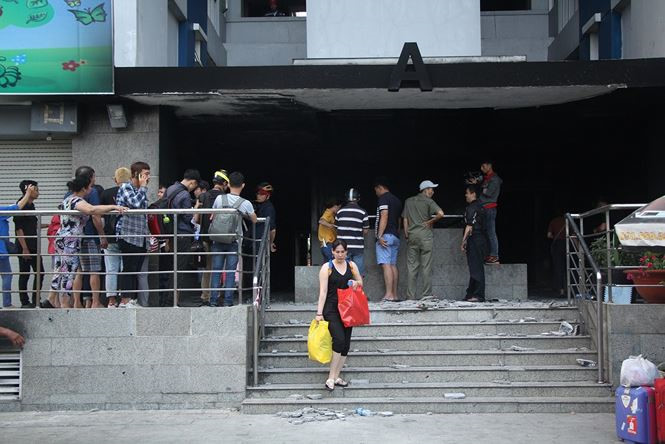 Người d&acirc;n chung cư Carina Plaza b&aacute;o mất t&agrave;i sản sau vụ ch&aacute;y - ảnh 2