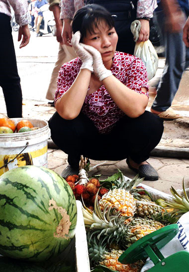 Chị Trà kịp chạy một số hoa quả ra ngoài cổng khi đám cháy bùng phát.
