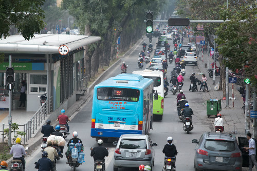 Ngày 2/3, xe máy và xe buýt thường lấn vào làn dành riêng cho BRT. Ảnh: Mạnh Cường