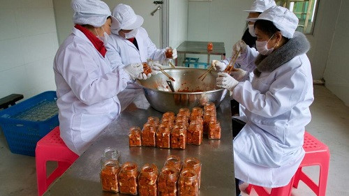 Công nhân trong xưởng làm đậu phụ nhự của Luo đều là người trung niên và cao tuổi. Ảnh: SCMP.