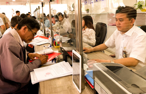 Cán bộ công chức viên chức TP HCM hoàn thành tốt nhiệm vụ sẽ được tăng thu nhập tối đa 0,6 lần trong năm nay. Ảnh: Tuyết Nguyễn.