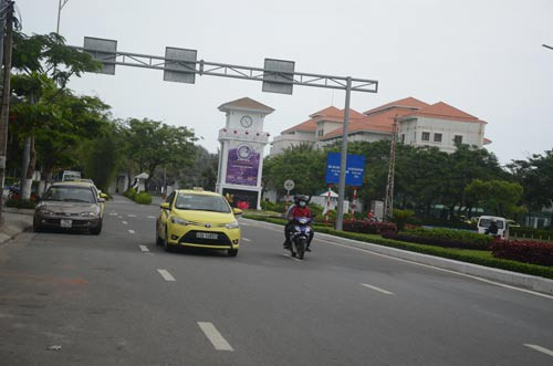 Bãi biển miền Trung bị xẻ thịt: Đường của dân thành của resort - Ảnh 1. Bãi biển miền Trung bị xẻ thịt: Đường của dân thành của resort - Ảnh 1.