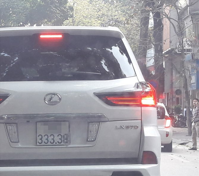 Một chiếc xe sang c&oacute; biển số kh&aacute; đẹp. Ảnh: CAO NGUY&Ecirc;N