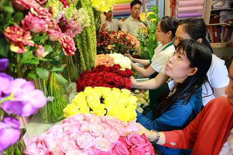 Một cành hồng cho ngày 8.3, giá chênh nhau đến 40 lần - ảnh 3