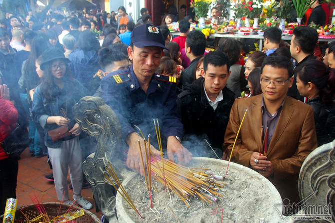 rằm tháng giêng,phủ Tây Hồ,đốt vàng mã,tiền lẻ,Hà Nội
