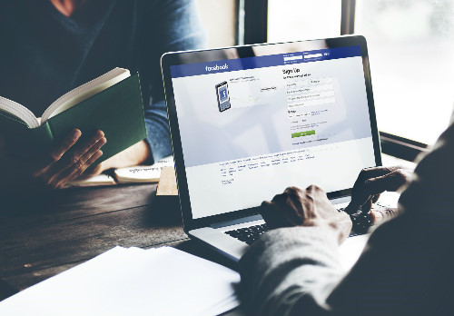 Công việc của người dùng tại Facebook là đưa mọi người đến với nền tảng này và giữ họ ở đó càng lâu càng tốt.