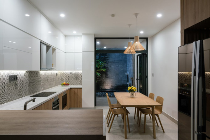 Gia chủ cắt gần nửa khu đất làm giếng trời sáng bừng cho nhà ống