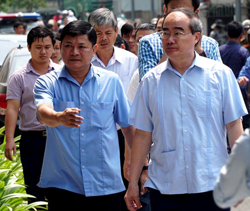 B&iacute; thư Th&agrave;nh ủy Nguyễn Thiện Nh&acirc;n kiểm tra c&ocirc;ng t&aacute;c điều tra vụ ch&aacute;y.