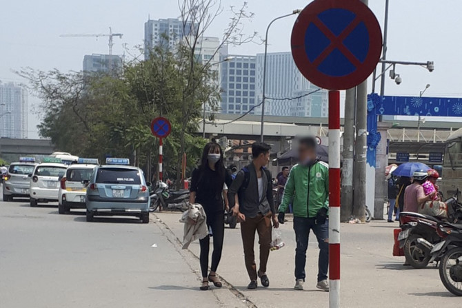 Nhiều GrabBike vẫn &ldquo;vợt&rdquo; kh&aacute;ch ngo&agrave;i ứng dụng, mời ch&agrave;o, ng&atilde; gi&aacute; tự do với kh&aacute;ch h&agrave;ng. Ảnh: TRẦN VƯƠNG