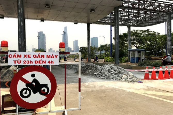 Khai tử trạm thu phí bỏ hoang trước hầm vượt sông Sài Gòn - Ảnh 2.