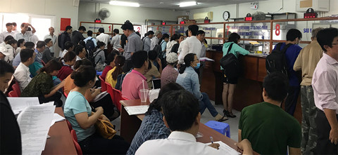 Nh&agrave; đất l&ecirc;n cơn 'sốt', người d&acirc;n xếp h&agrave;ng d&agrave;i chờ l&agrave;m thủ tục - ảnh 1