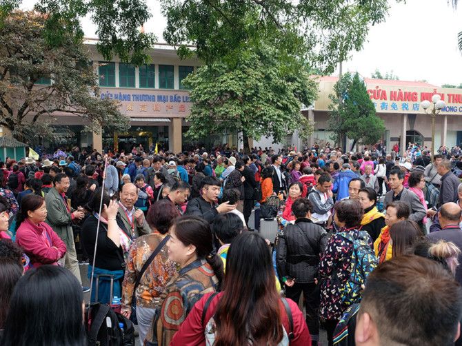 [CH&Ugrave;M ẢNH] H&agrave;ng vạn 'người gi&agrave;' Trung Quốc v&agrave;o Việt Nam theo tour 0 đồng - ảnh 2