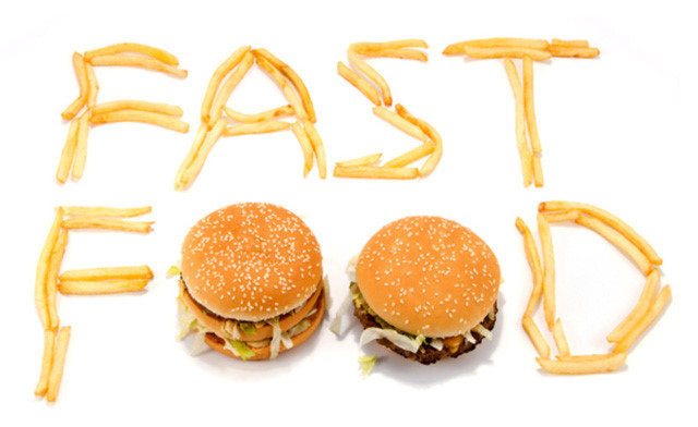 B&iacute; ẩn ph&iacute;a sau cuộc đua giảm gi&aacute; &lsquo;đến đ&aacute;y&rsquo; của McDonald&rsquo;s, KFC, Burger King&hellip;: L&agrave;m sao c&oacute; l&atilde;i từ chiếc burger 1 USD khi tiền c&ocirc;ng nh&acirc;n vi&ecirc;n đ&atilde; l&agrave; 10 USD/h? - Ảnh 1.