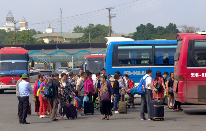 [CH&Ugrave;M ẢNH] H&agrave;ng vạn 'người gi&agrave;' Trung Quốc v&agrave;o Việt Nam theo tour 0 đồng - ảnh 1