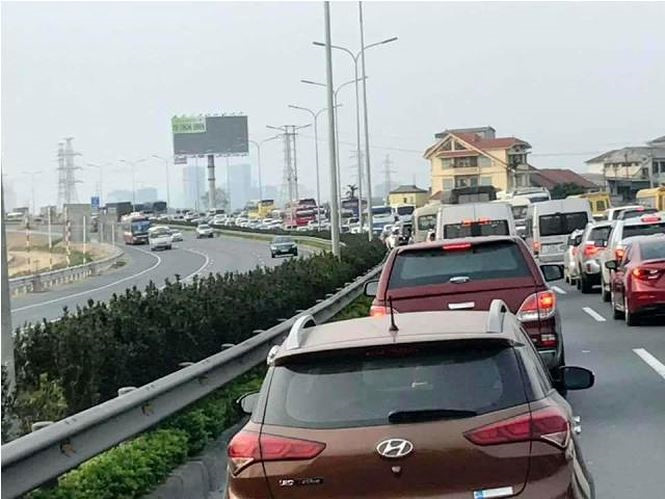Bức x&uacute;c v&igrave; cao tốc Ph&aacute;p V&acirc;n - Cầu Giẽ 'cứ cuối tuần l&agrave; tắc' - ảnh 2