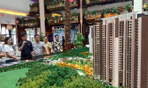 Người dân xem triển lãm quy hoạch khu căn hộ ở Trịnh Châu, tỉnh Hà Nam năm 2016 Ảnh: Reuters.