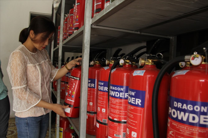 Kh&aacute;ch h&agrave;ng lạc giữa ma trận thật giả c&aacute;c vật dụng PCCC.