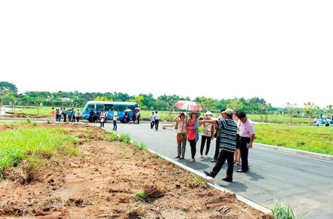Giữa cơn 'sốt' đất, ngân hàng siết vốn vay - ảnh 2
