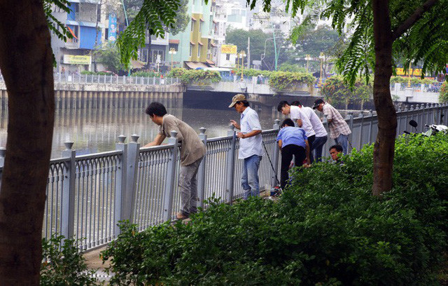 K&ecirc;nh Nhi&ecirc;u Lộc - Thị Ngh&egrave; đen ng&ograve;m, c&aacute; nổi d&agrave;y đặc người d&acirc;n v&ocirc; tư đứng c&acirc;u - Ảnh 8.